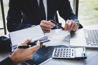 Bilgisayar, laptop, discussi ile çalışan iş ekibi meslektaşları