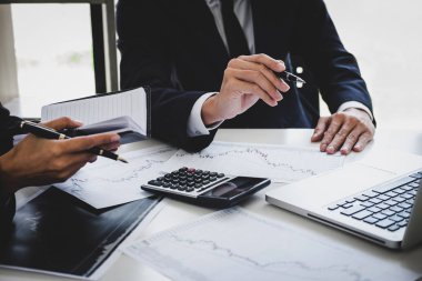 Bilgisayar, laptop, discussi ile çalışan iş ekibi meslektaşları