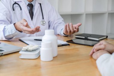 Profesör Doktor bir şey tartışmak hasta ile danışmanlık