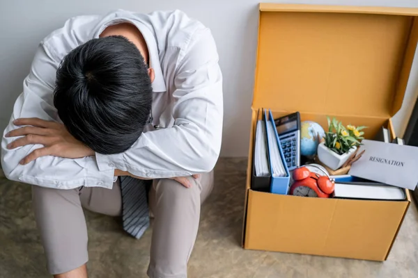Images of packing up all his personal belongings and files into — Stock Photo, Image