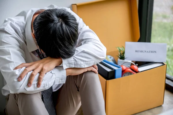 Bilder vom Einpacken all seiner persönlichen Gegenstände und Akten in — Stockfoto