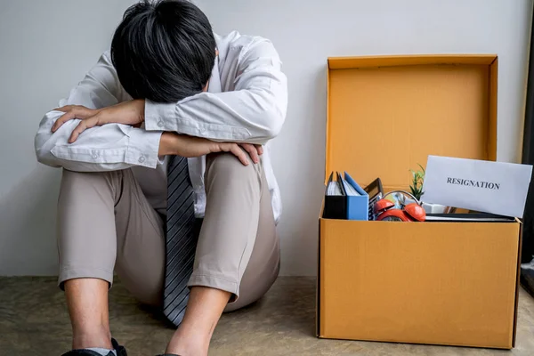 Beelden van het inpakken van al zijn persoonlijke bezittingen en bestanden in — Stockfoto