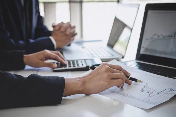 Bedrijfsinvesteringen team werken met computer en analyse grap — Stockfoto