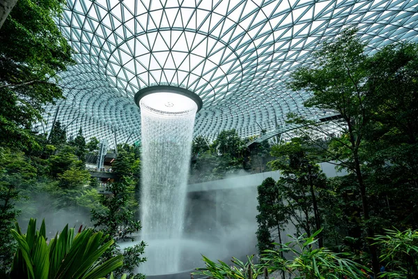 Singapur, 4 de agosto de 2019 - Jewel Changi Airport es el desarrollo de — Foto de Stock