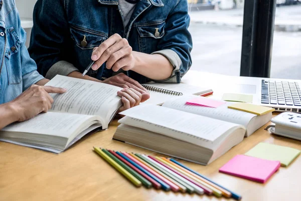 Educação, ensino, conceito de aprendizagem. Estudantes do ensino médio ou c — Fotografia de Stock