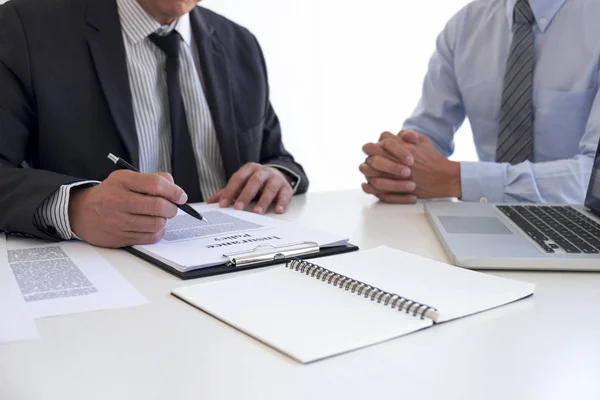 Agente uomo presentazione e consulenza assicurazione sulla vita dettaglio a c — Foto Stock