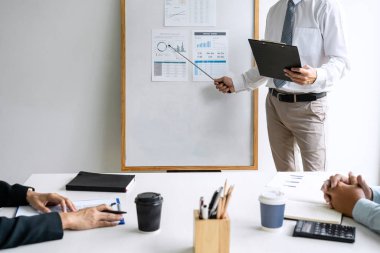 Büyüme projesinin sunumuyla iş konferansı, Tartışma