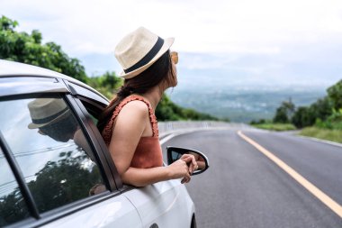 Rahat, mutlu gezgin, beyaz şapkalı güzel kız.