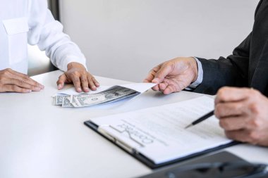 Rüşvet ve yolsuzluk kavramı, rüşvet dolarlık banknot şeklinde