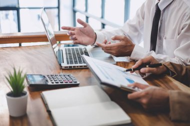 Yeni başlangıç projesi planı ile çalışan iş ekibi iş arkadaşı bir