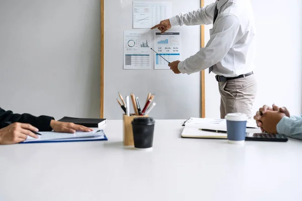 Bedrijfsconferentie met presentatie van groeiproject, Discussiëren — Stockfoto