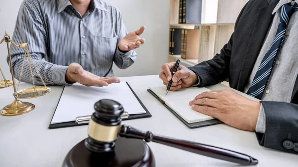 Judge gavel with scales of justice, Businessman and lawyer or co — Stock Photo, Image