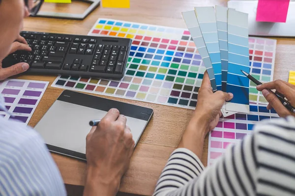 Dois colegas designer gráfico criativo trabalhando na seleção de cores — Fotografia de Stock