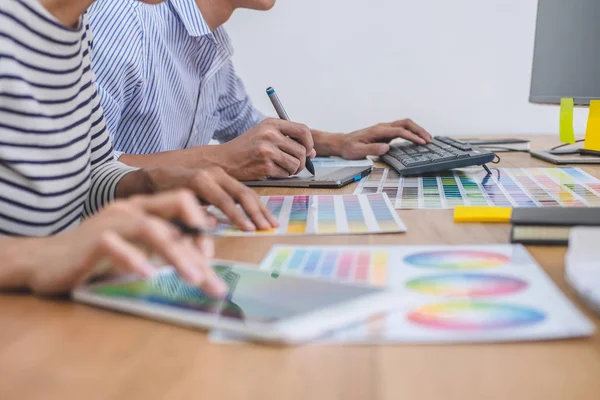 Young creative team having a meeting in creative office, Archite — Stock Photo, Image