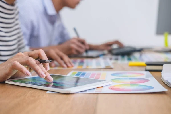 Επιλέξτε δύο συναδέλφους δημιουργική γραφικός σχεδιαστής εργασίας στο χρώμα — Φωτογραφία Αρχείου