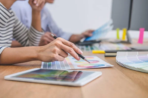 Young creative team having a meeting in creative office, Archite — Stock Photo, Image