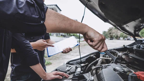 Szolgáltatások autó motor gép fogalma, autó szerelő repairm — Stock Fotó