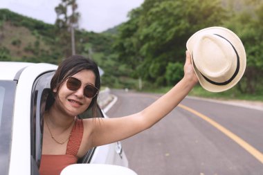 Rahat, mutlu gezgin, beyaz şapkalı güzel kız.