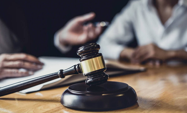 Мужской адвокат или советник, работающий в зале суда, встречаются с
 