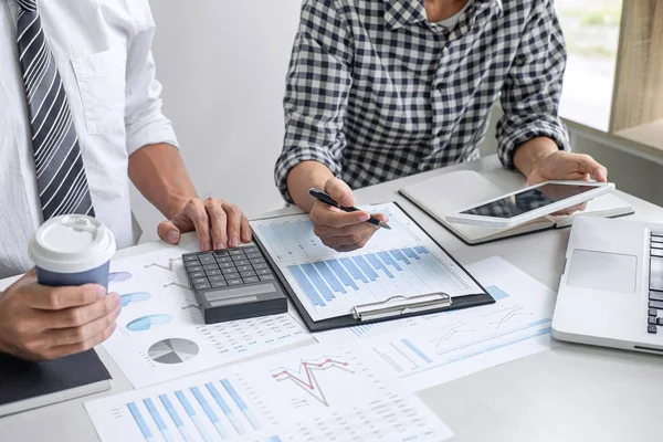 Reuniones de socios e información, Trabajo en equipo de colegas de negocios c — Foto de Stock