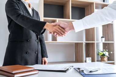 Yeni meslektaşları selamlamak, iş görüşmeleri sırasında el sıkışmak, iş görüşmesi, istihdam ve işe alım konsepti sonrasında erkek aday veya işverenle tokalaşmak.