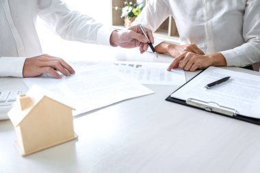 Emlak komisyoncusu, ev kredisi teklifi ve konut sigortası için imza anlaşması, ev modeli gibi konularda müşterilere danışmanlık ve sunum yapar..