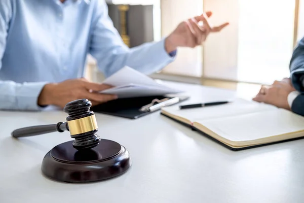 Beratung Und Konferenz Von Professionellen Unternehmerinnen Und Männlichen Anwälten Die — Stockfoto