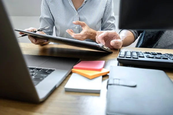 Şirket, kodlar ve yazma veri kodu, HTML, PHP ve javascript ile programlama geliştiren bir yazılım üzerinde çalışan ve işbirliği yapan iki profesyonel programcı.