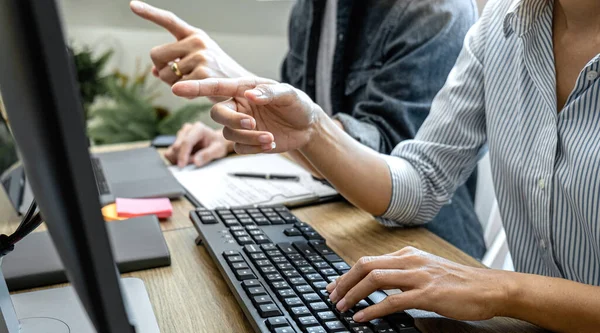 Dois Programadores Profissionais Cooperando Trabalhando Projeto Web Site Software Que — Fotografia de Stock