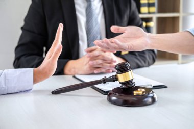 Boşanma sürecinde erkek avukat ya da danışmanla tartışan mutsuz bir çift..