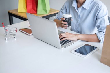 Kadın kredi kartı kayıt kodu ödemelerini çevrimiçi alışveriş ve müşteri hizmetleri ağ bağlantı pazarında kullanıyor, laptop, Internet Online alışveriş veya bankacılık kavramında teknoloji kullanıyor.