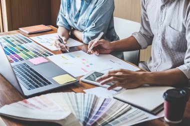 Creative Web / Grafik Tasarımcı Planlama Ekibi, cep telefonu uygulaması ve geliştirme şablonu düzeni için web sitesi uygulaması çizimi, prototip wirefram geliştirme süreci, Kullanıcı deneyimi kavramı.