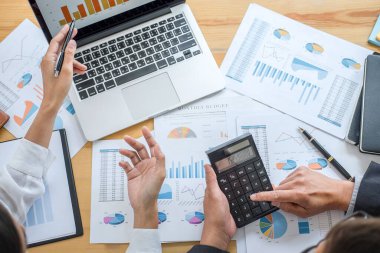 Yeni bir başlangıç büyüme projesi planı üzerinde çalışan ve bilgisayarla finansal strateji istatistiklerini analiz eden iş ekibi danışmanı, işbirliği sonuçları başarılı takım çalışması.