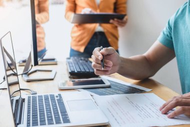 Yazılım geliştirme ofisinde çalışan, kod yazan ve veri kodu yazan programcılar, HTML, PHP ve javascript ile programlama.