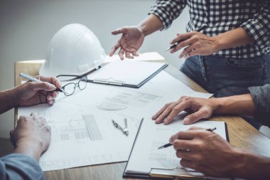 Modellik ve planlama alanında ortaklık ve mühendislik araçlarıyla çalışmak üzere proje için mühendis veya mimar toplantısının inşaat ve yapı konsepti, her iki şirket için de sözleşme.