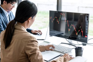 Borsa verileri, iş dünyası finans yatırımları ve teknoloji konseptiyle bilgisayar, planlama ve analiz ile çalışan iş ekibi yatırımları.