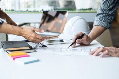 Modellik ve planlama alanında ortaklık ve mühendislik araçlarıyla çalışmak üzere proje için mühendis veya mimar toplantısının inşaat ve yapı konsepti, her iki şirket için de sözleşme.