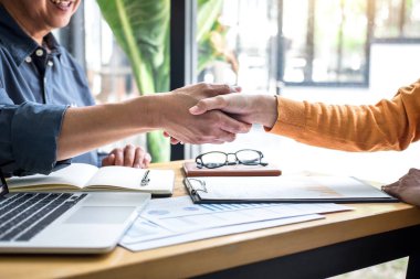 İş anlaşmasının başarısı, iş ortaklığı toplantısı ve iyi bir anlaşmayı tartıştıktan sonra tokalaşma ve her iki şirket için de ticaret sözleşmesi ve yeni projelerin ortağı olmak..