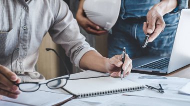 Mühendis Ekibi Toplantısı, Çizim Çalışma Alanı, İnşaat ve Yapı Konsepti 'ndeki model oluşturma ve mühendislik araçları üzerinde ortakla birlikte çalışarak proje için plan toplantısı üzerinde çalışıyor.