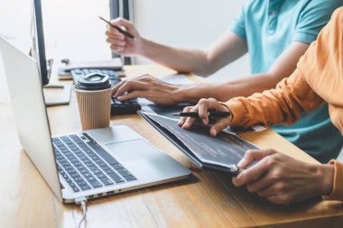Yazılım geliştirme ofisinde çalışan, kod yazan ve veri kodu yazan programcılar, HTML, PHP ve javascript ile programlama.