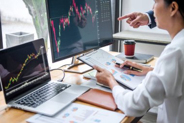 Bilgisayar, dizüstü bilgisayar, tartışma ve analiz iş ortağı hisse senedi grafikleri veri planlaması, finans ve yatırım konsepti ile borsa ticareti.