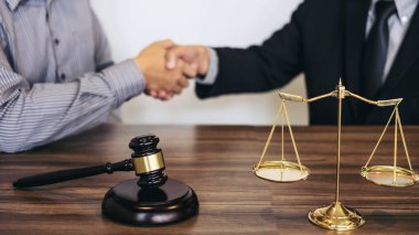 İyi bir iş birliğinden sonra el sıkışma, erkek avukat ve işadamı arasındaki danışma, vergi ve emlak konsepti şirketi.