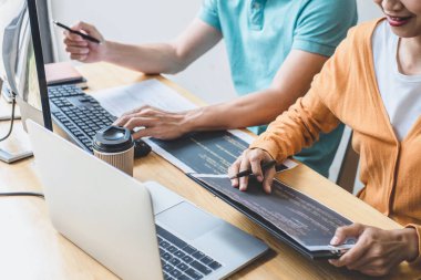 Kodlar yazma ve veri kodu teknolojisi yazma, programcı şirketteki masaüstü bilgisayarında geliştirilen bir yazılımda web sitesi projesinde işbirliği yapma, HTML, PHP ve javascript ile programlama.