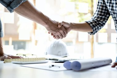 Bir toplantıyı bitirmek, proje için iki mühendis veya mimar buluşması, istişare üstüne görüşme ve konferans yeni proje planı, hem şirketler için sözleşme, başarı, ortaklık.