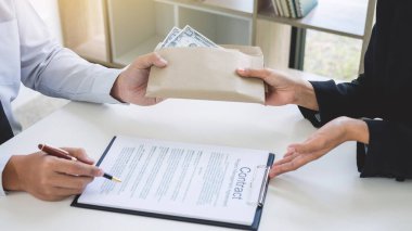 Rüşvet ve yolsuzluk kavramı, rüşvet dolar faturaları, anlaşmaya Emlak sözleşme anlaşma yaparken para zarfı veren işadamı şeklinde ve finansal kurumsal.