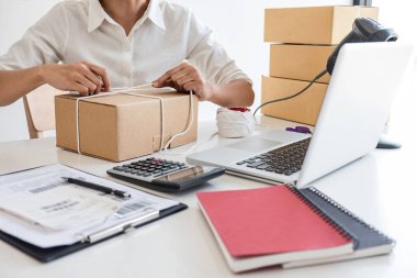 Genç girişimci KOBİ sipariş istemcisi alır ve satın alma siparişi ve paket ürünü, nakliye için küçük işletme paketi hazırlama çevrimiçi pazarda ambalaj kutusuyla birlikte çalışır.