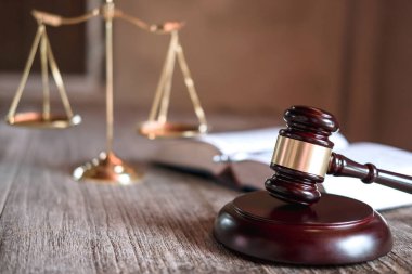 Adalet ve Gavel terazileri ahşap masa üzerinde ve Mahkeme, Adalet ve Hukuk konseptinde anlaşma.