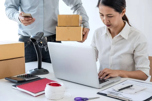 Jovem Empresário Pme Recebe Cliente Pedido Trabalha Com Embalagem Caixa — Fotografia de Stock