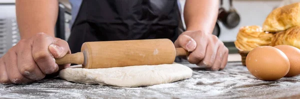 Männliche Hände Kneten Teig Mit Mehl Bestreut Tisch Hände Bereiten — Stockfoto