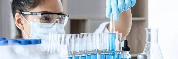 Bioquímica Investigación Laboratorio Químico Está Analizando Muestra Laboratorio Con Equipos — Foto de Stock